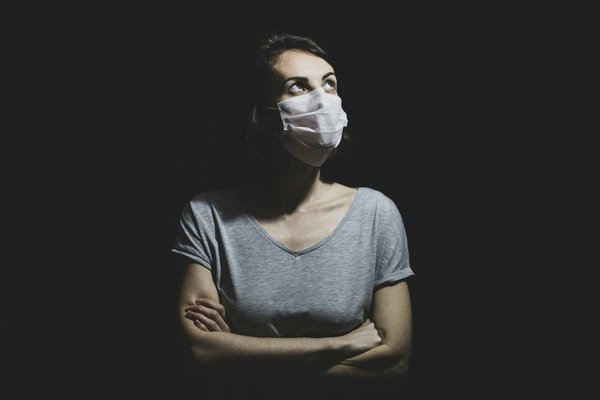 Comment les professionnels de la santé peuvent-ils mieux gérer les soins des patients atteints de maladies infectieuses émergentes?